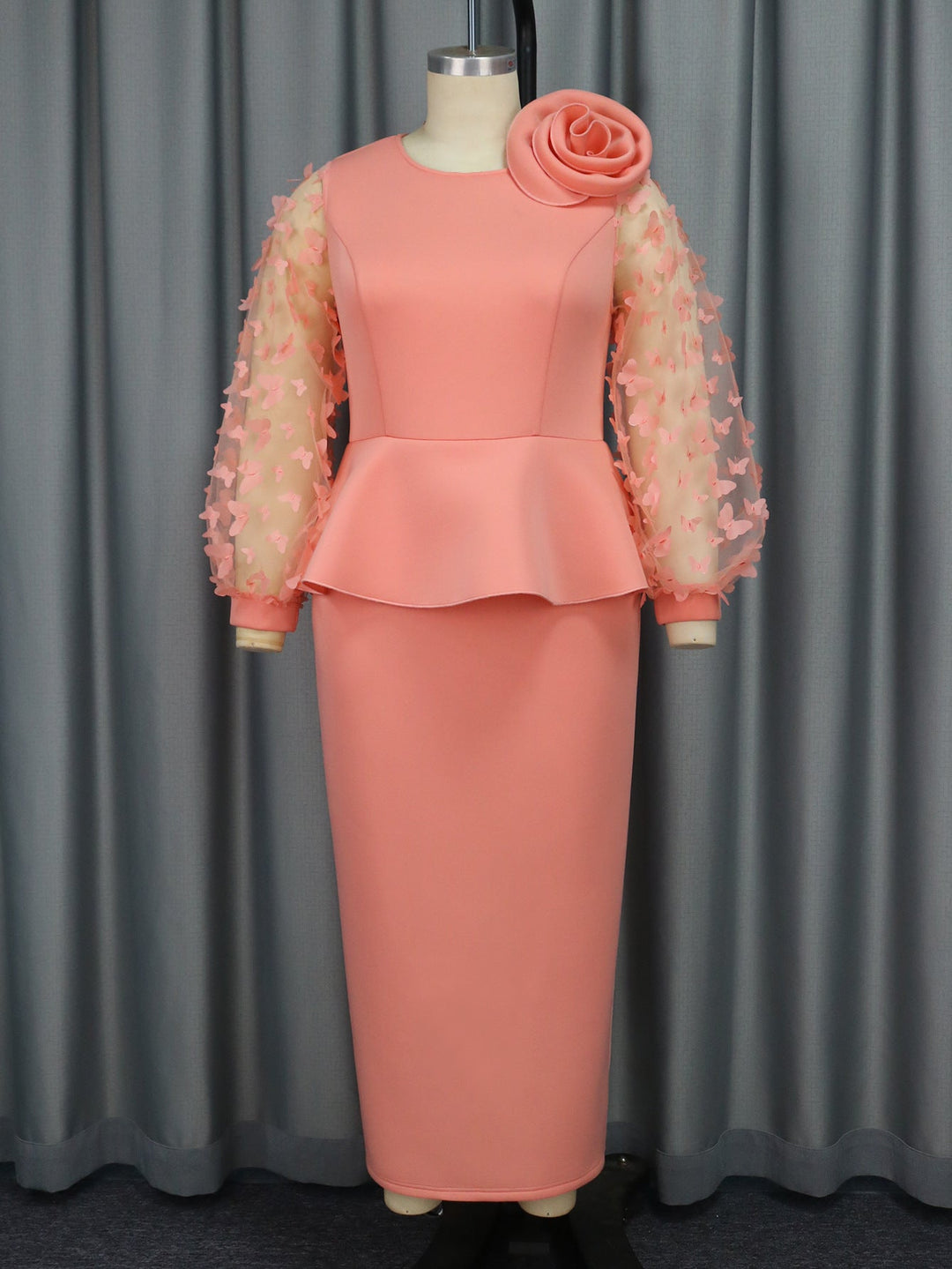 Festliches Sommerkleid für Damen mit eleganten Puffärmeln und exquisitem floralen Detail, ideal für besondere Anlässe.
