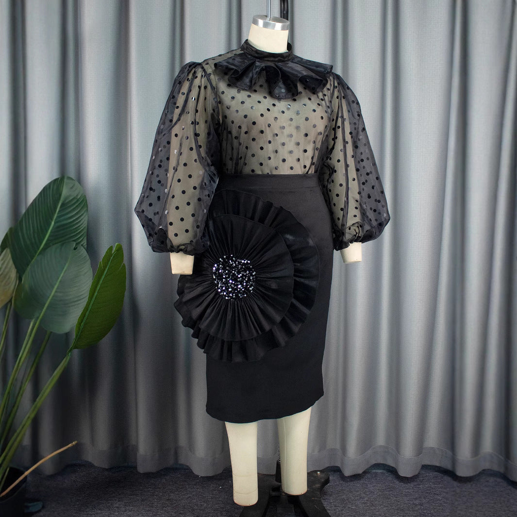 Glamouröses Abendkleid mit eleganten transparenten Puffärmeln und verspielten Rüschen.
