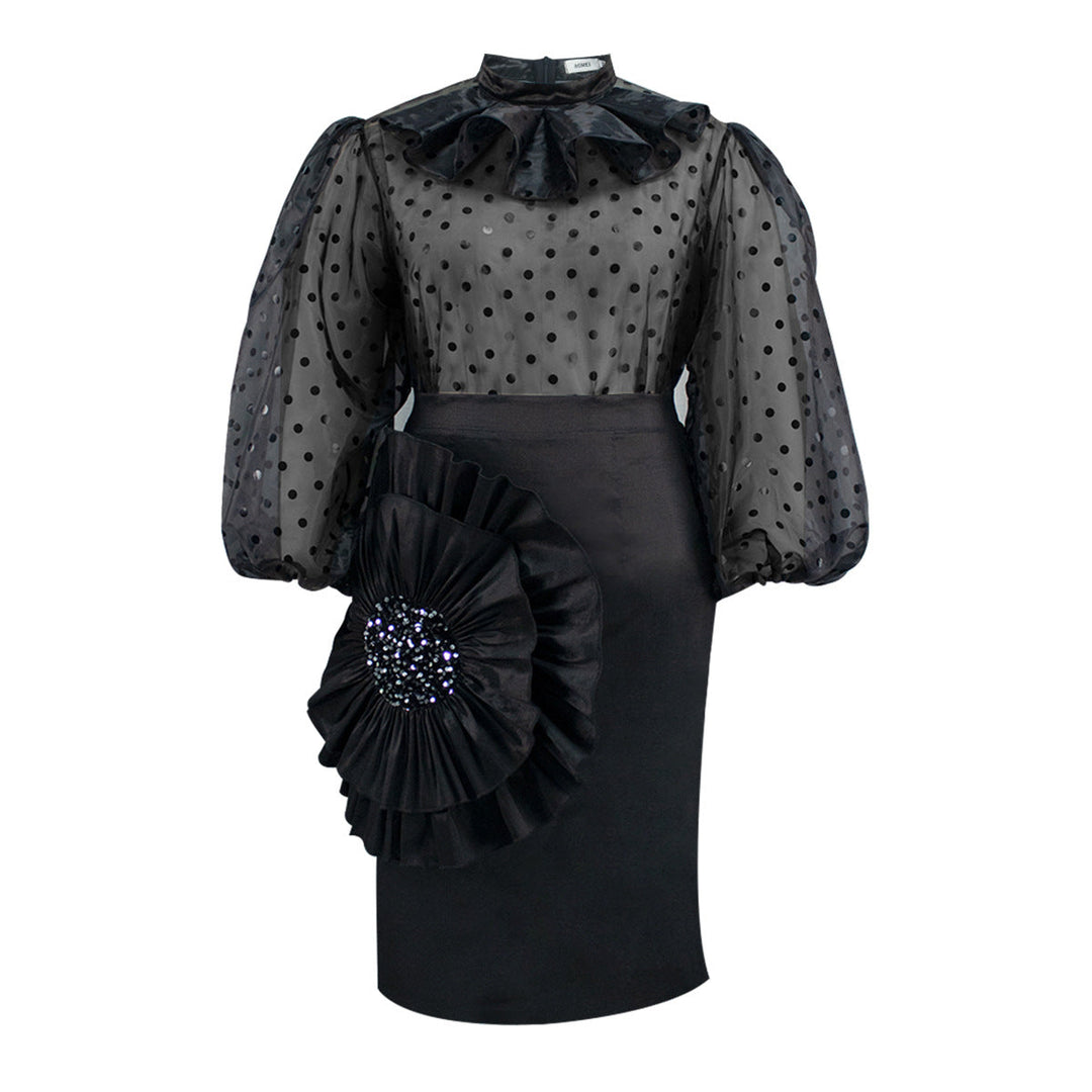 Modernes feminines Damenkleid mit transparenten Puffärmeln und stilvollen Rüschen.