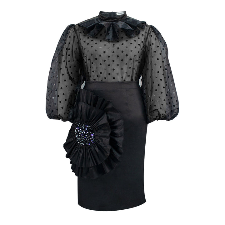 Modernes feminines Damenkleid mit transparenten Puffärmeln und stilvollen Rüschen.