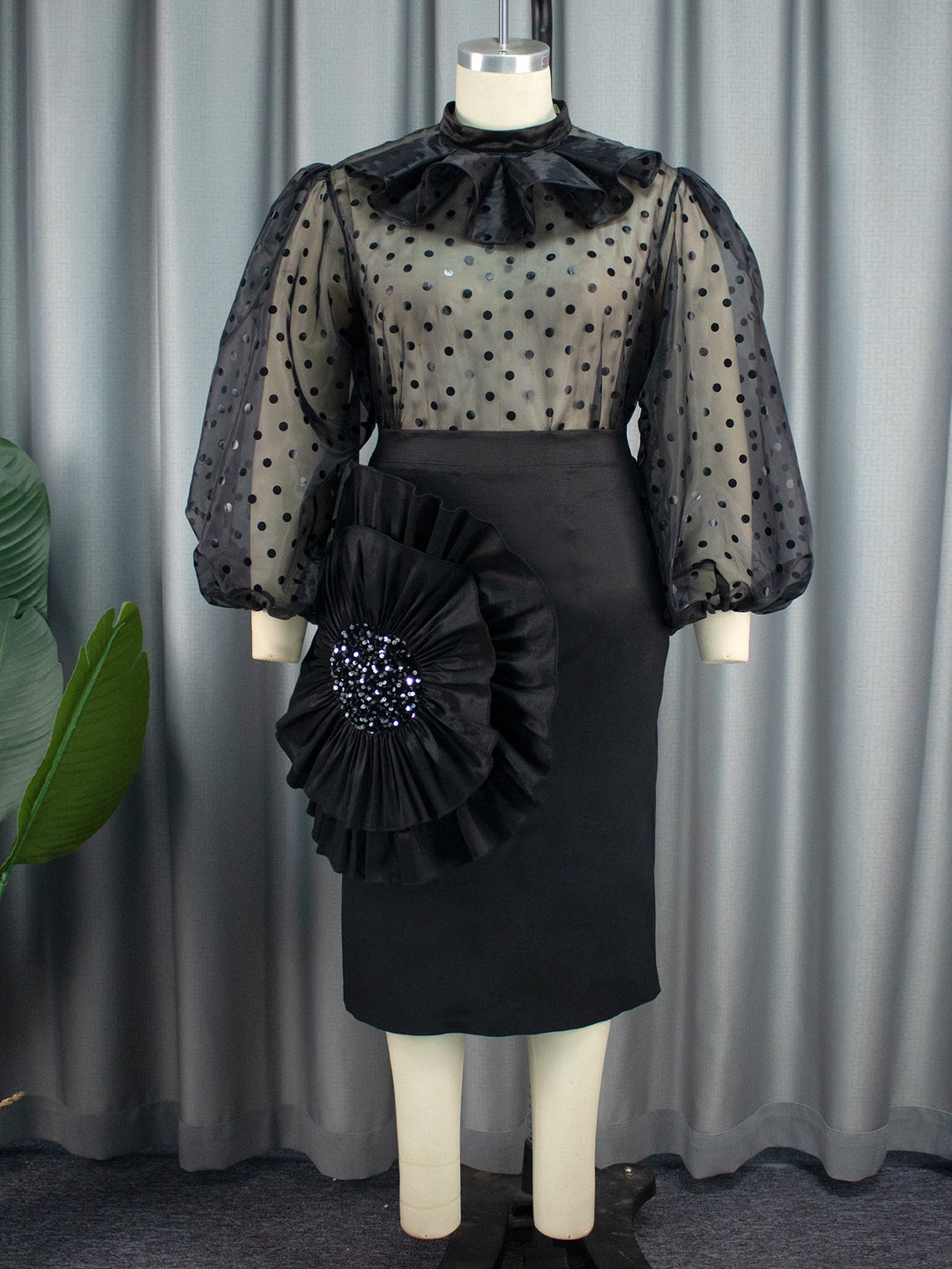 Hochwertiges Rüschenkleid mit transparenten Puffärmeln, perfekt für glamouröse Damenmode.