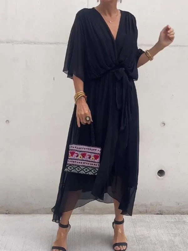 Modisches Damenkleid mit tiefem V-Ausschnitt, perfekt für Sommer und festliche Events.