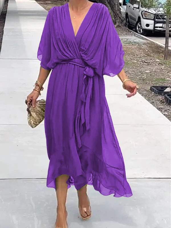 Sommerliches Damenkleid mit V-Ausschnitt, bequem und stilvoll für warme Tage.