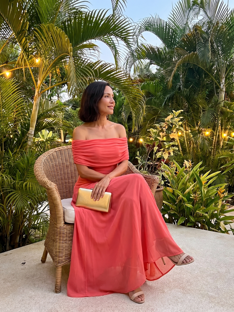 Elegantes, drapiertes Midikleid in Rot, Off-Shoulder. Ideal für besondere Anlässe und Abende.