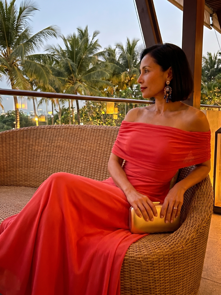 Vielseitiges braunes Off-Shoulder Damen Midikleid, drapiert. Perfekt für Cocktails und elegante Feste.
