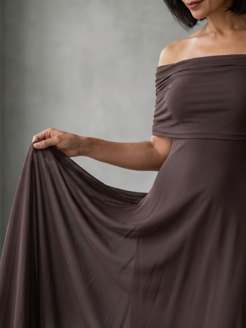 Schickes braunes Off-Shoulder Midikleid, drapiert, betont die Figur. Ideal für elegante Events.