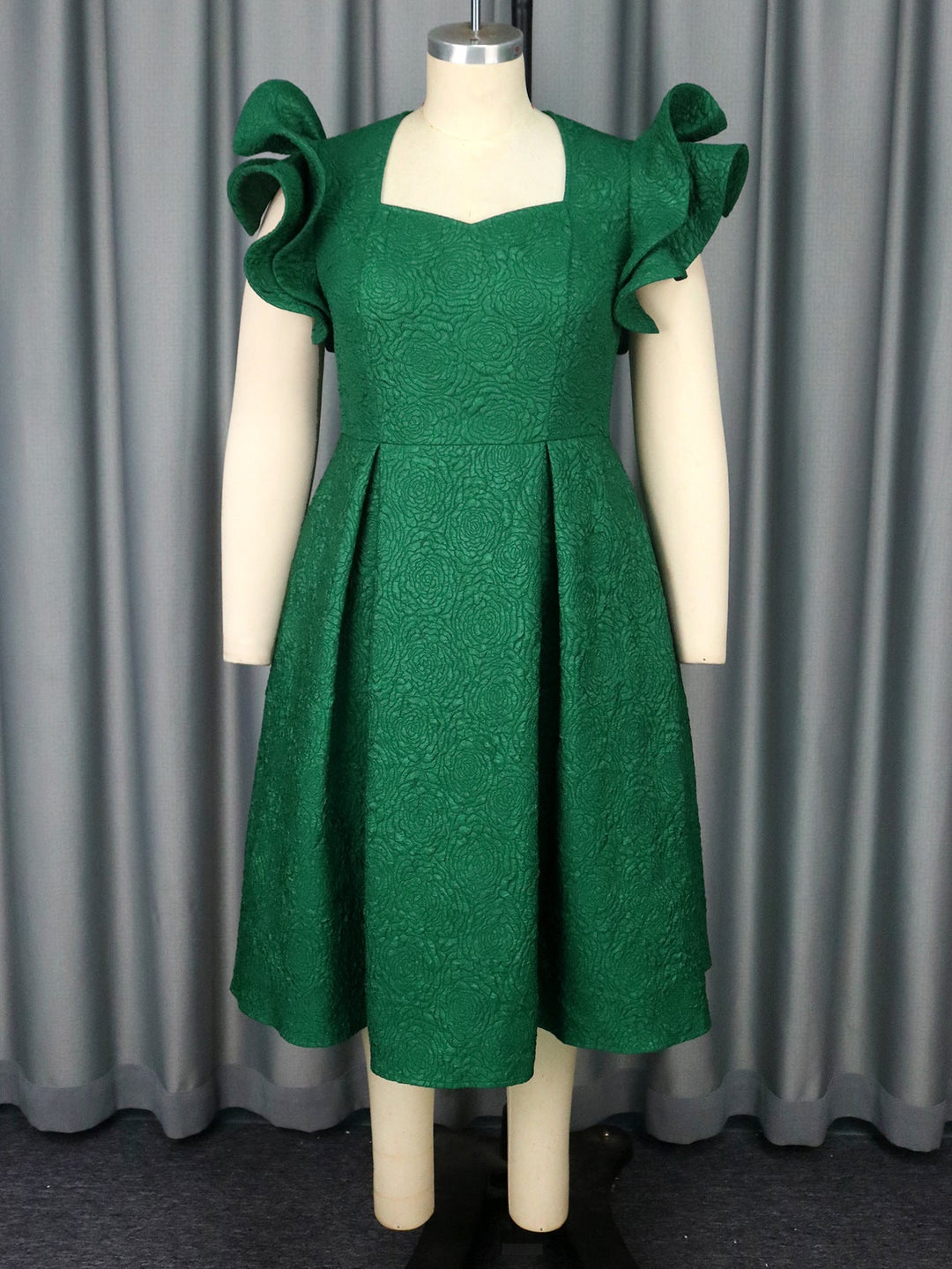 Schickes dunkelgrünes Cocktail- & Abendkleid mit romantischem Rüschensaum; vielseitig für besondere Gelegenheiten.