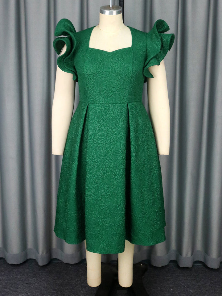 Schickes dunkelgrünes Cocktail- & Abendkleid mit romantischem Rüschensaum; vielseitig für besondere Gelegenheiten.
