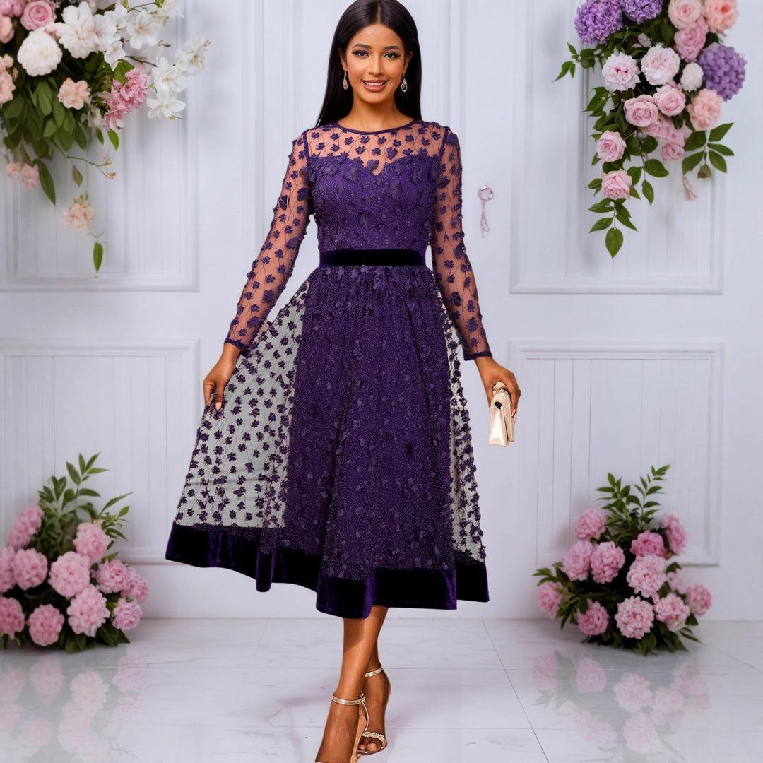 Elegantes dunkelviolettes Damen A-Linien Abendkleid mit zarten floralen Akzenten, perfekt für festliche Anlässe.