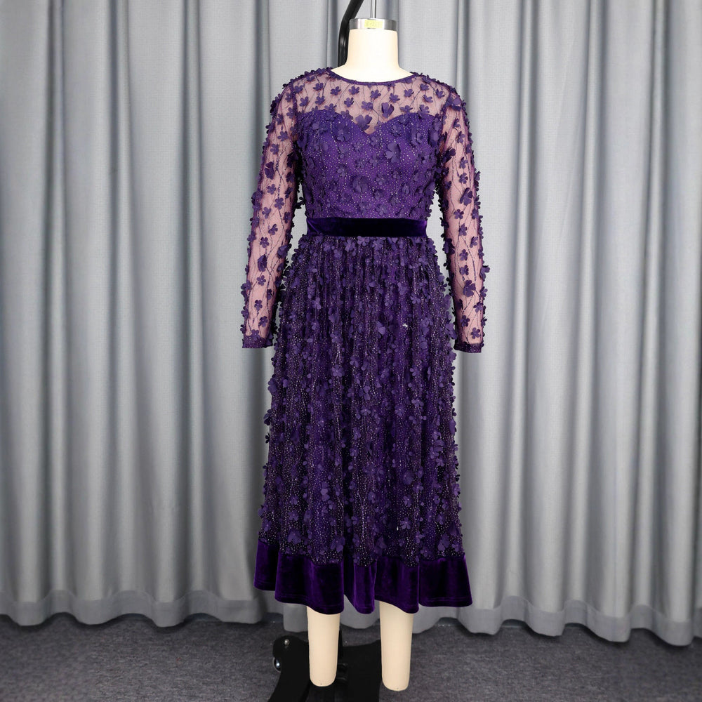 Dunkelviolettes A-Linien Gala-Kleid für Damen mit langen Ärmeln und exquisitem floralem Muster. Sehr elegant.