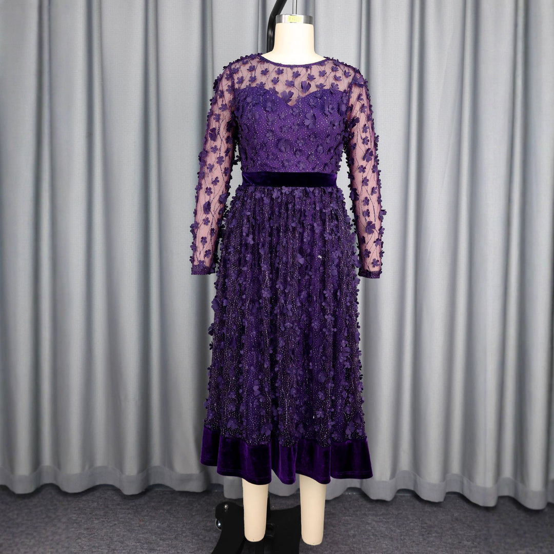 Dunkelviolettes A-Linien Gala-Kleid für Damen mit langen Ärmeln und exquisitem floralem Muster. Sehr elegant.