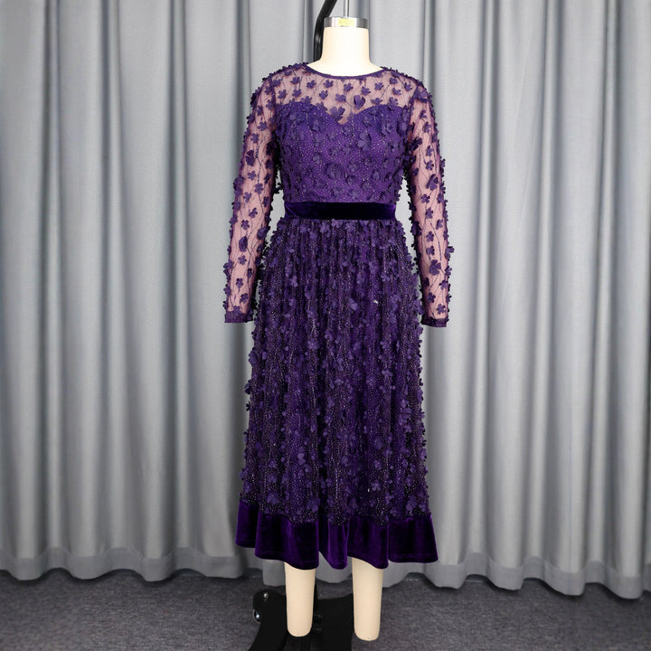 Dunkelviolettes A-Linien Gala-Kleid für Damen mit langen Ärmeln und exquisitem floralem Muster. Sehr elegant.