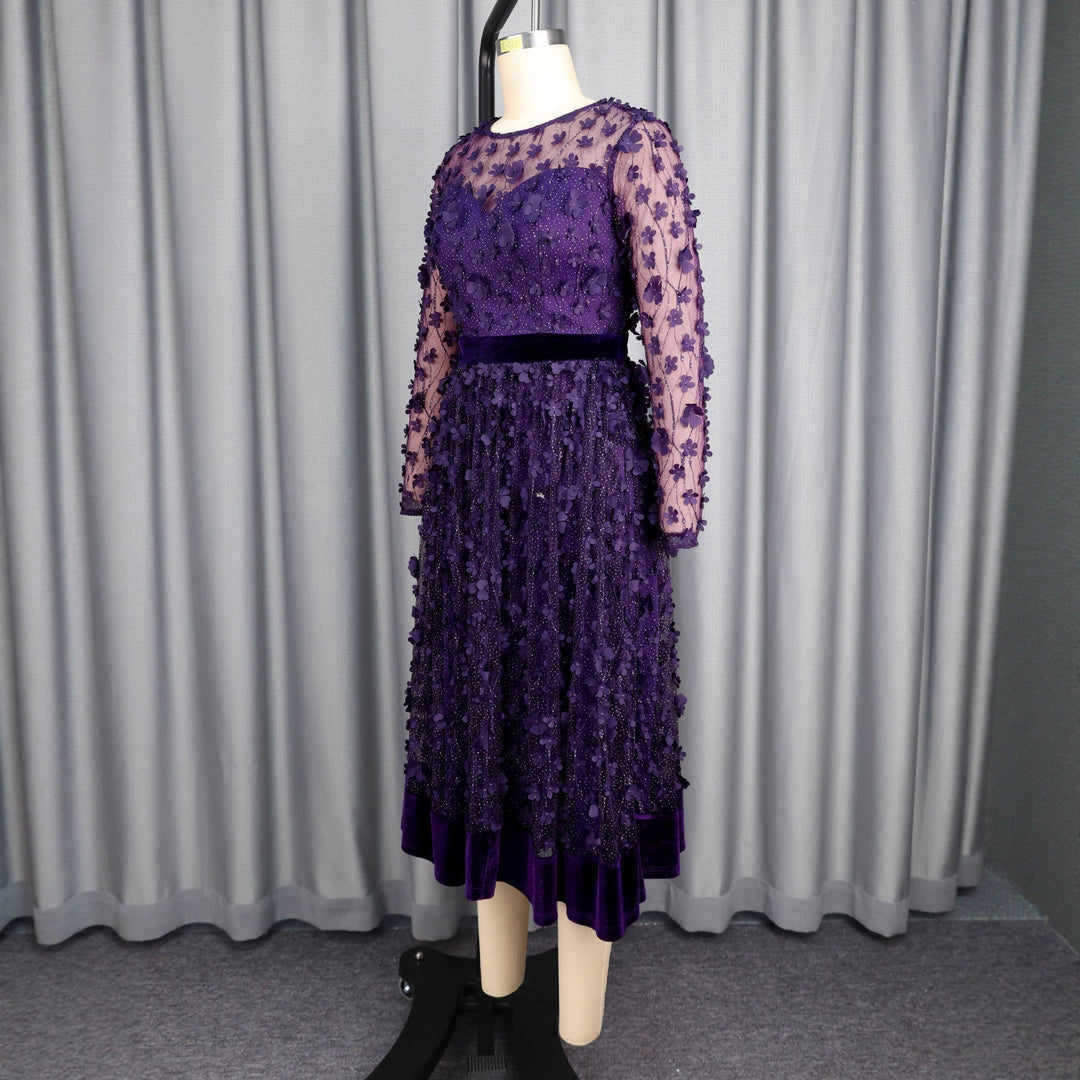 Festliches Damen Abendkleid, A-Linie, in Dunkelviolett mit auffälligem floralen Design für besondere Anlässe.