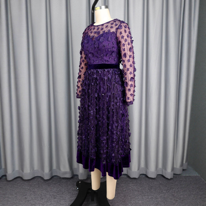 Festliches Damen Abendkleid, A-Linie, in Dunkelviolett mit auffälligem floralen Design für besondere Anlässe.