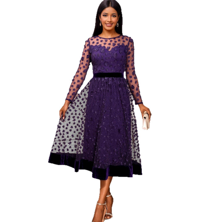 Wunderschönes dunkelviolettes A-Linien Damenkleid mit eleganten floralen Stickereien, ideal für Abendveranstaltungen.