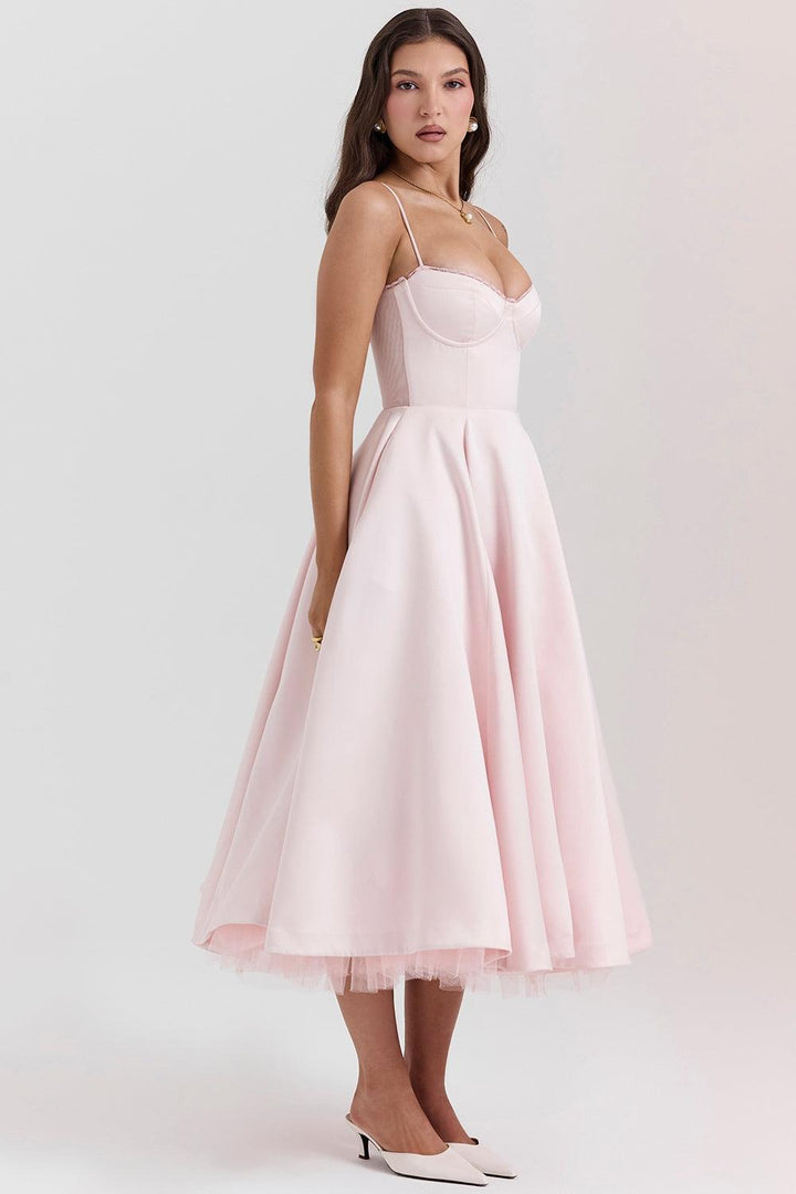 Komfortables schwarzes Evelina Midikleid, elegant und luftig, A-Linien-Schnitt.