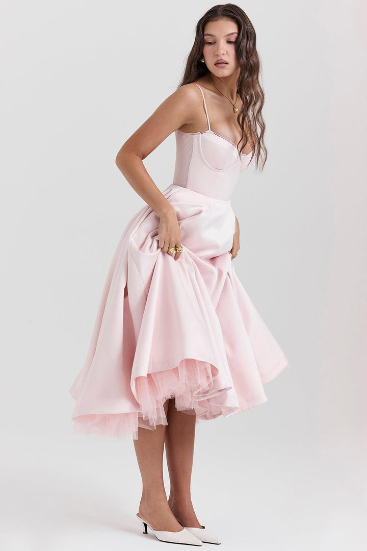 Stylisches schwarzes Abendkleid Evelina, femininer Schnitt, für besondere Events.