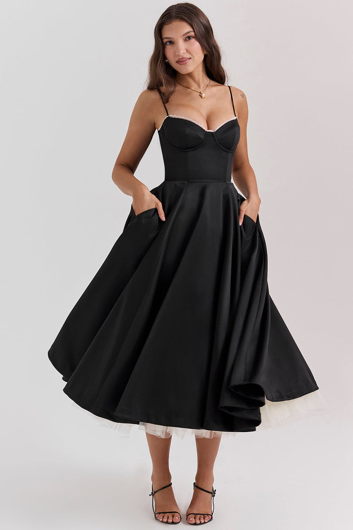 Elegantes Evelina Trägerkleid in Schwarz, schickes Sommerkleid, festlich & bequem.