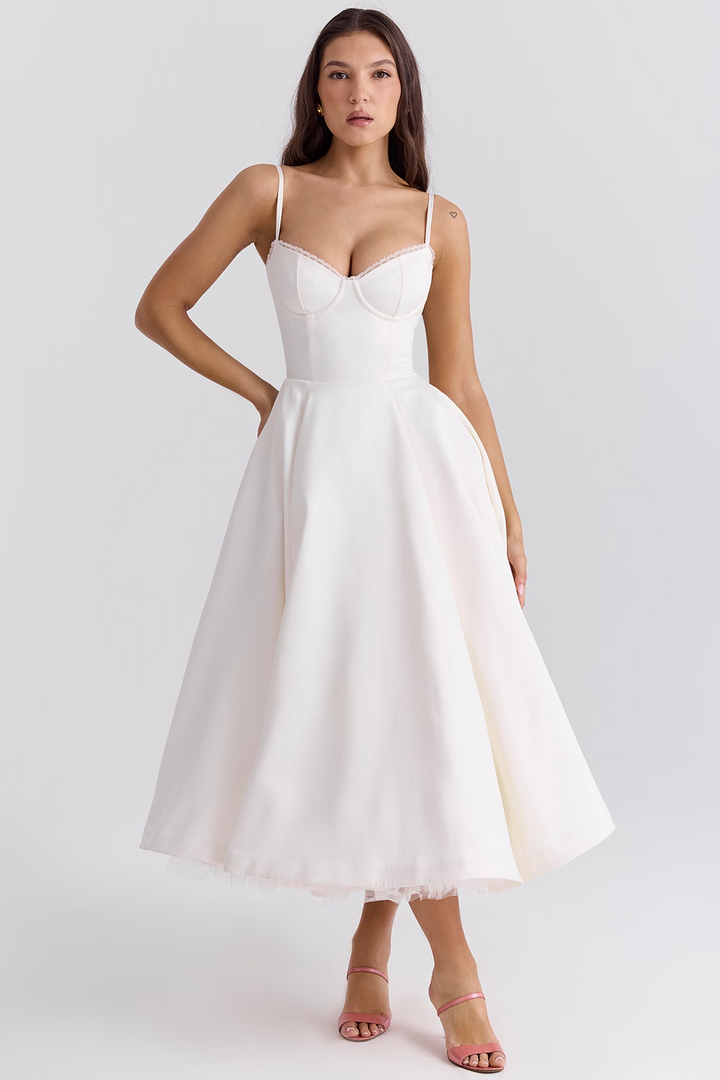 Blaues Evelina Cocktailkleid mit Trägern, ideal für Party und Sommerabend.