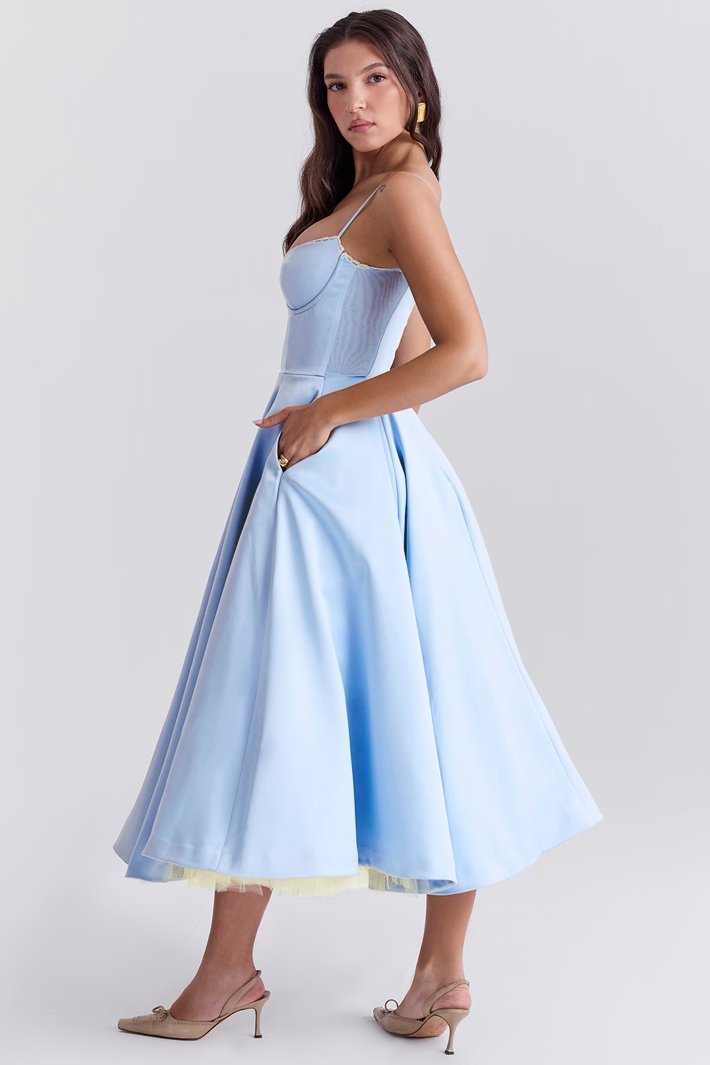 Grünes Evelina Cocktailkleid mit Trägern, ideal für Party und Sommerabend.