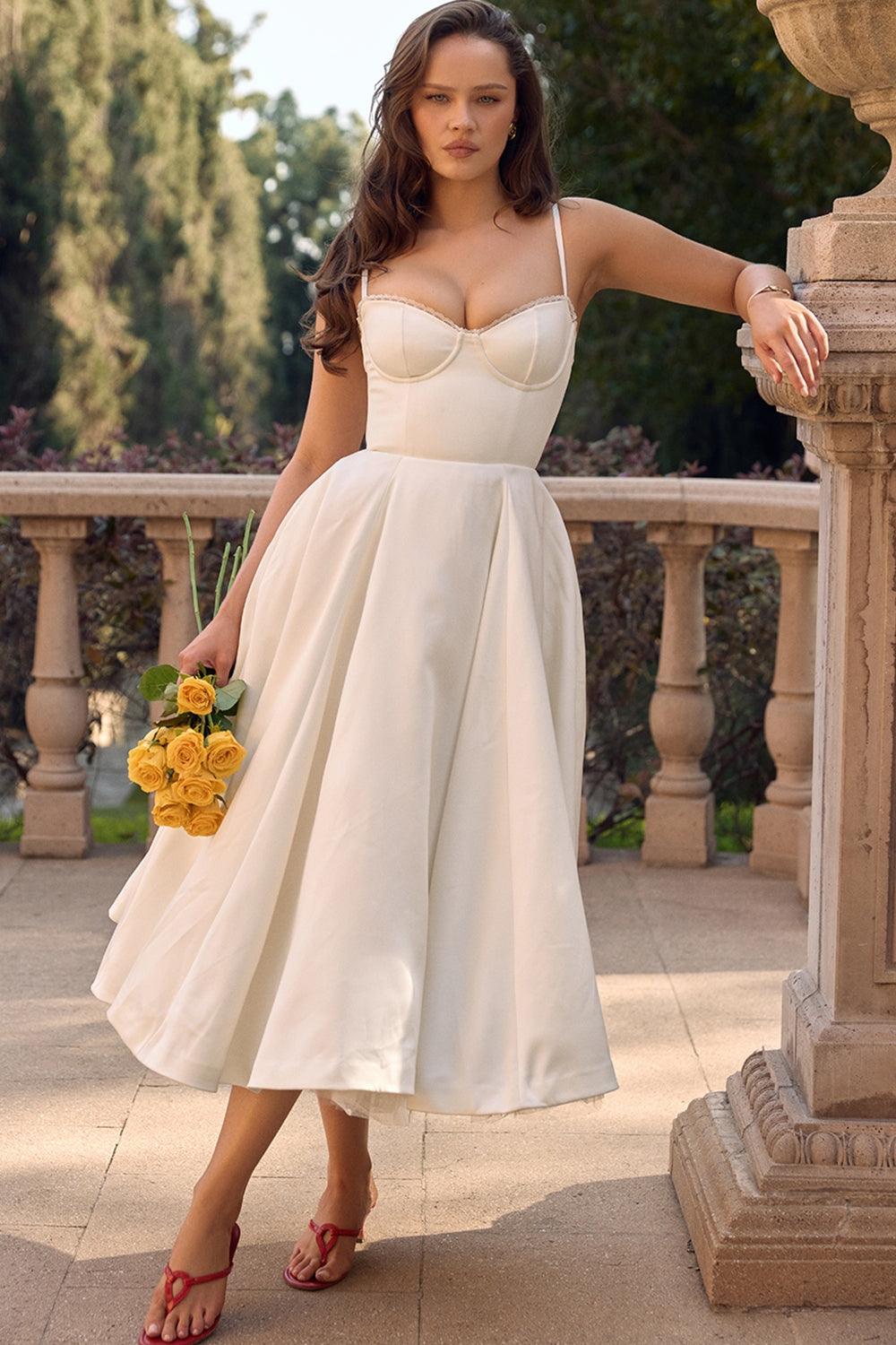 Festliches blaues Evelina Midikleid, elegant & modern, ideal für Feiern.