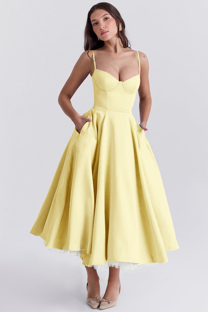 Komfortables rosa Evelina Midikleid, elegant und luftig, A-Linien-Schnitt.