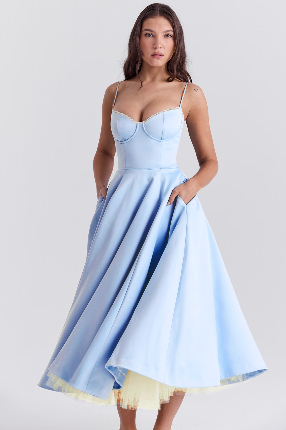 Komfortables grünes Evelina Midikleid, elegant und luftig, A-Linien-Schnitt.