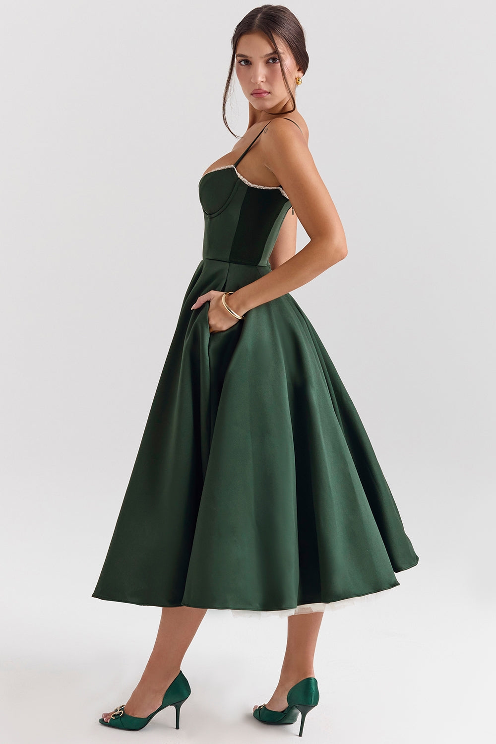 Festliches rosa Evelina Midikleid, elegant & modern, ideal für Feiern.