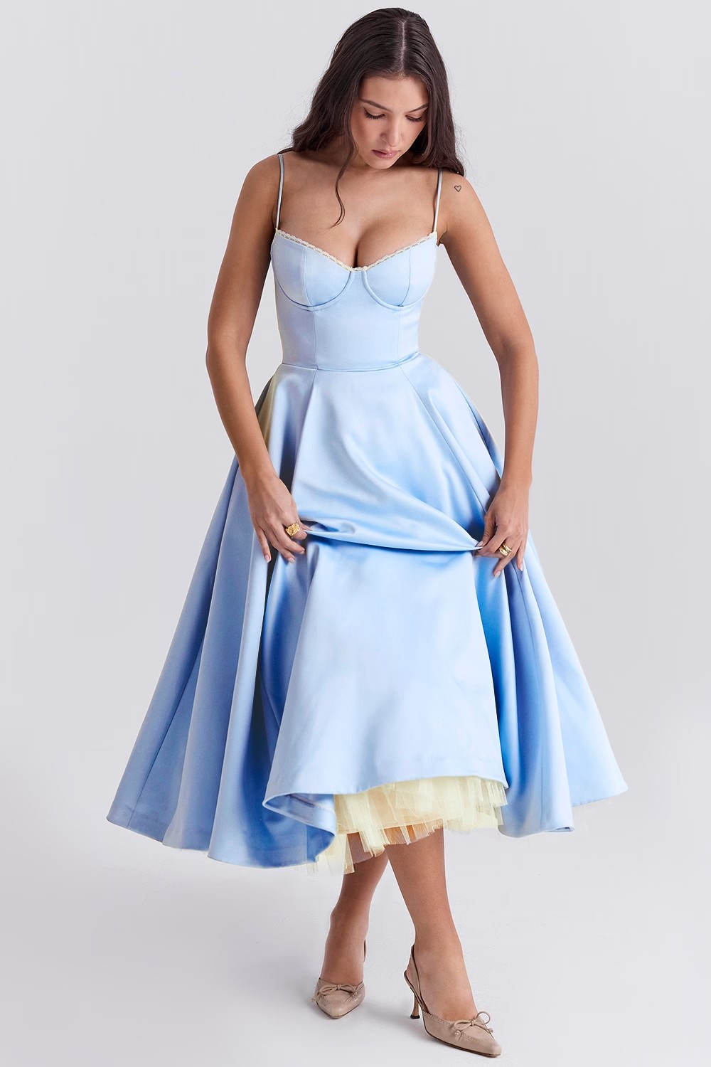 Stylisches grünes Abendkleid Evelina, femininer Schnitt, für besondere Events.