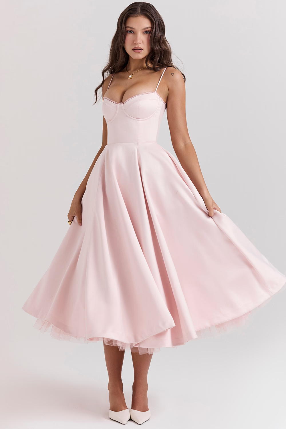 Festliches grünes Evelina Midikleid, elegant & modern, ideal für Feiern.
