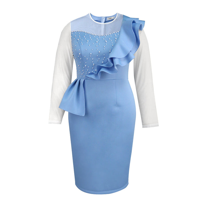 Figurbetontes Damen-Abendkleid in elegantem Design, schmeichelnd geschnitten mit Rüschen & Perlen-Details.
