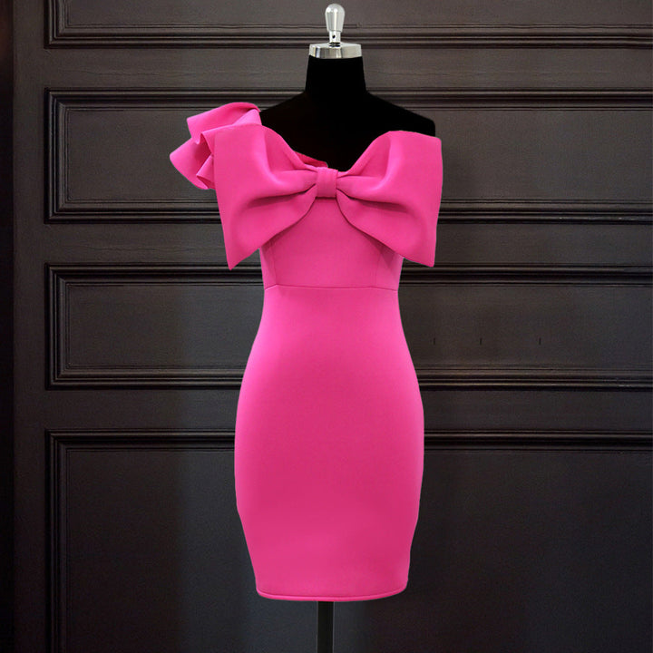 Magenta Abendkleid für Damen, figurbetont, mit großer Schleife. Perfekt als Cocktail- oder Partykleid.