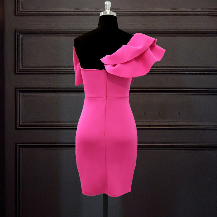 Festliches Damenkleid in Magenta mit auffälligem Schleifen-Detail am Rücken. Elegant für besondere Anlässe.