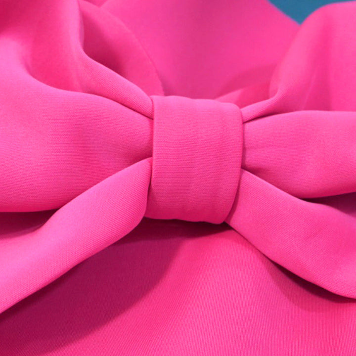 Figurbetontes Magenta Schleifenkleid für Damen. Dieses elegante Partykleid betont die Silhouette stilvoll.