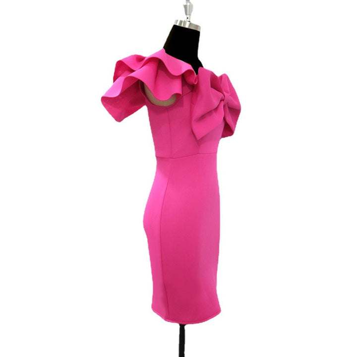 Damen Abendkleid in Magenta, elegant und figurbetont, mit schicker Schleife. Ideal für Gala & Feiern.