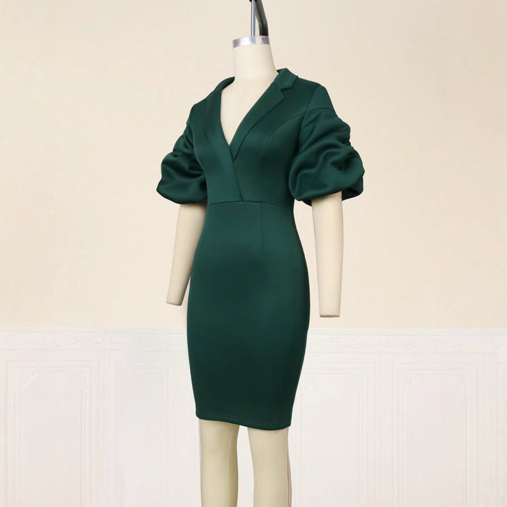 Modernes, schwarzgrünes Cocktailkleid für Damen. Elegant figurbetonter Schnitt mit modischen Puffärmeln.