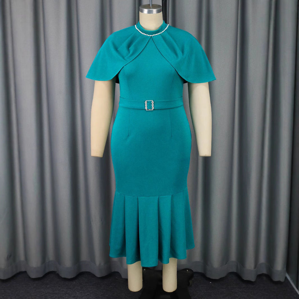 Festliches Damen-Maxikleid in Teal mit fließendem Cape, ideal für Hochzeitsgäste und besondere Abendveranstaltungen.