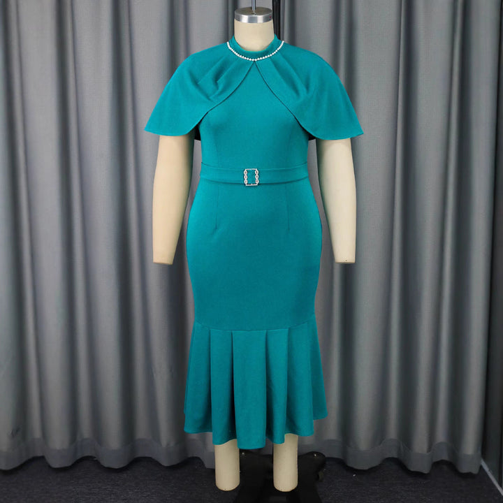 Festliches Damen-Maxikleid in Teal mit fließendem Cape, ideal für Hochzeitsgäste und besondere Abendveranstaltungen.