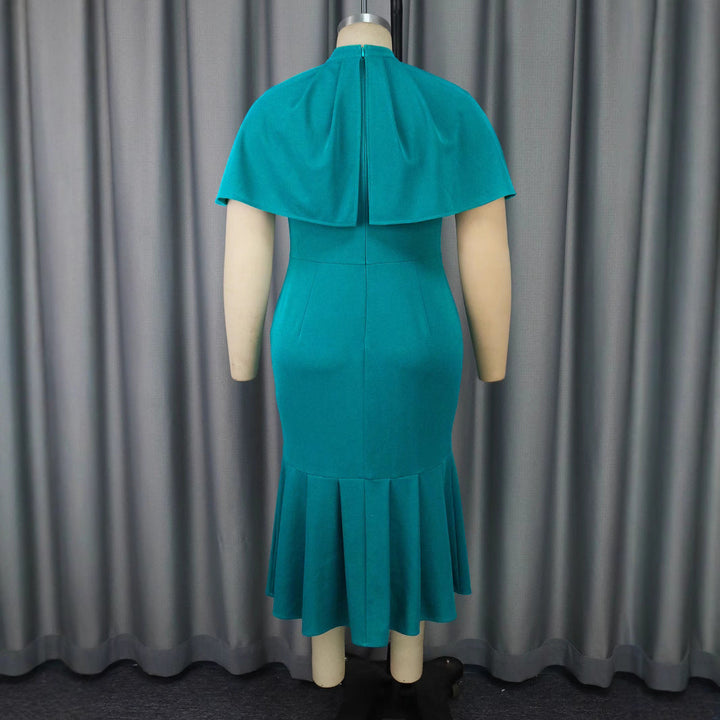 Figurbetontes Abendkleid für Damen in Teal mit elegantem Cape, perfekt für einen glamourösen Auftritt am Abend.