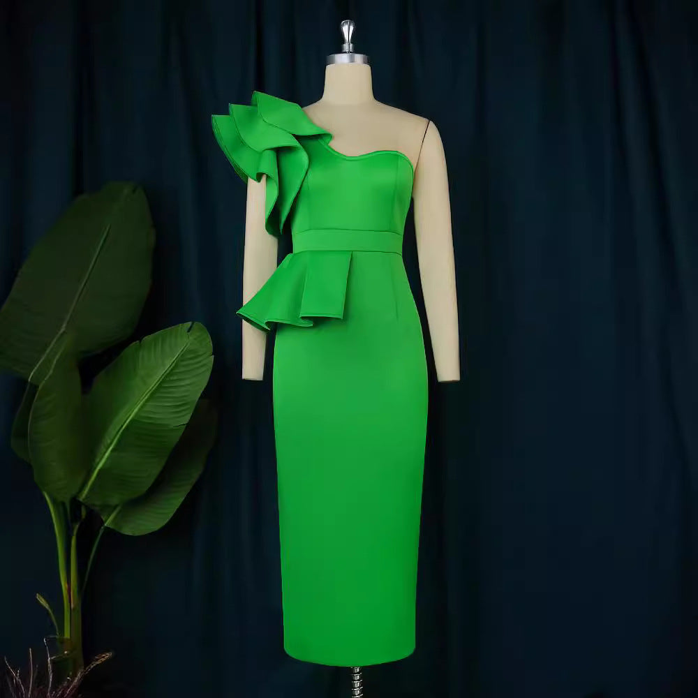 Stilvolles Partykleid für Damen: figurbetontes Design mit auffälligem asymmetrischen Volant.