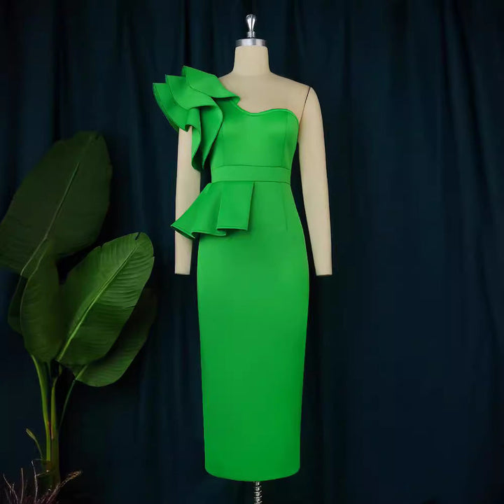 Stilvolles Partykleid für Damen: figurbetontes Design mit auffälligem asymmetrischen Volant.