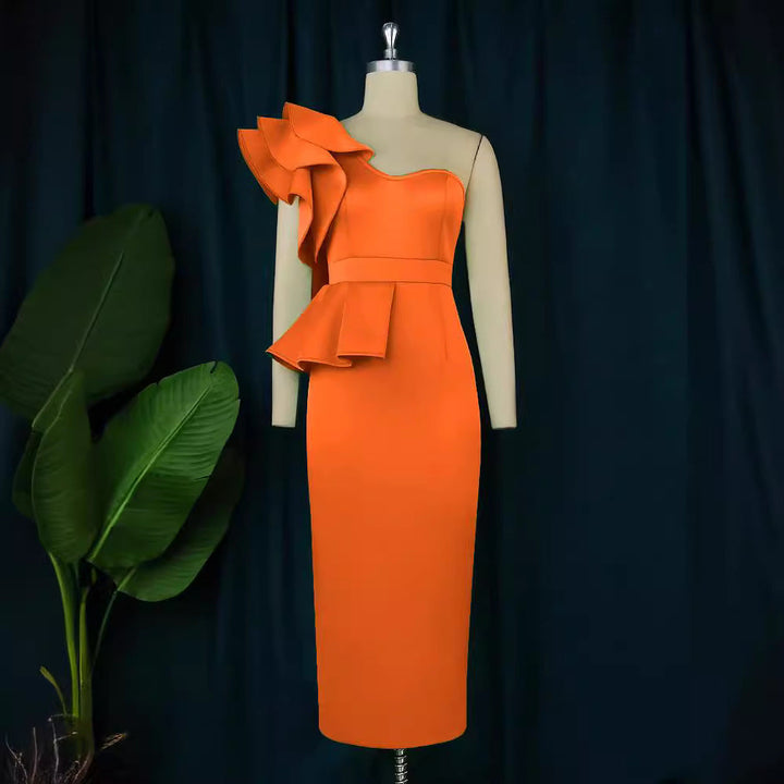 Figurbetontes Damen-Volantkleid betont die Silhouette. Modernes Abendkleid mit asymmetrischem Detail.