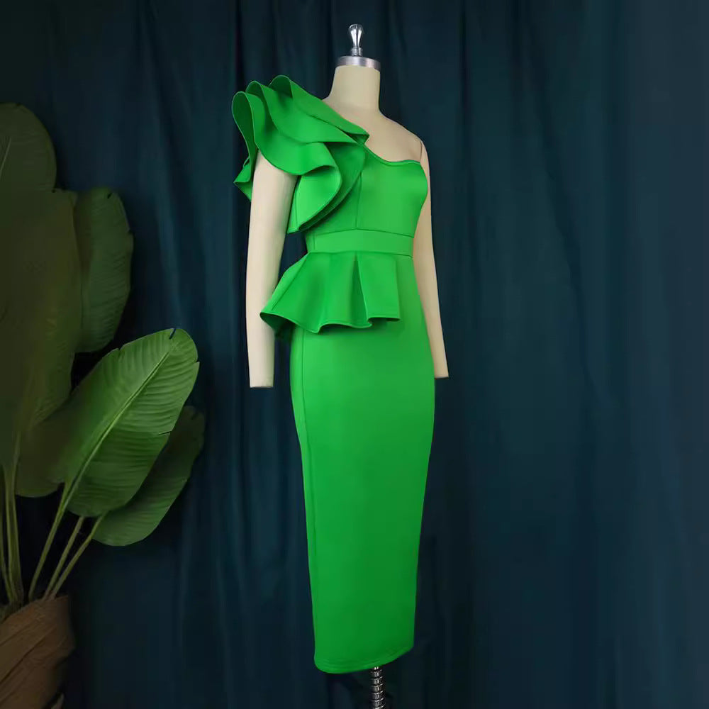 Glamouröses Cocktailkleid für Damen. Figurbetont mit elegantem asymmetrischen Volant für besondere Anlässe.
