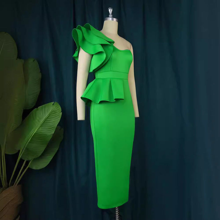 Glamouröses Cocktailkleid für Damen. Figurbetont mit elegantem asymmetrischen Volant für besondere Anlässe.
