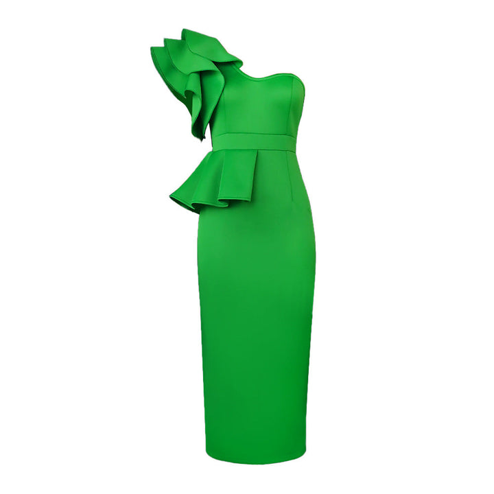 Ansicht des figurbetonten Damen-Abendkleides von vorne. Elegantes Volantkleid für den großen Auftritt.