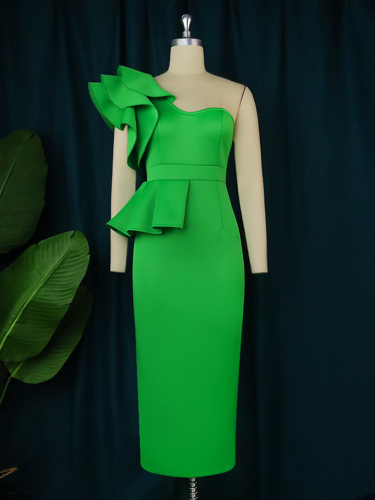 Nahaufnahme des asymmetrischen Volants am festlichen Damen-Abendkleid. Exklusives Design.