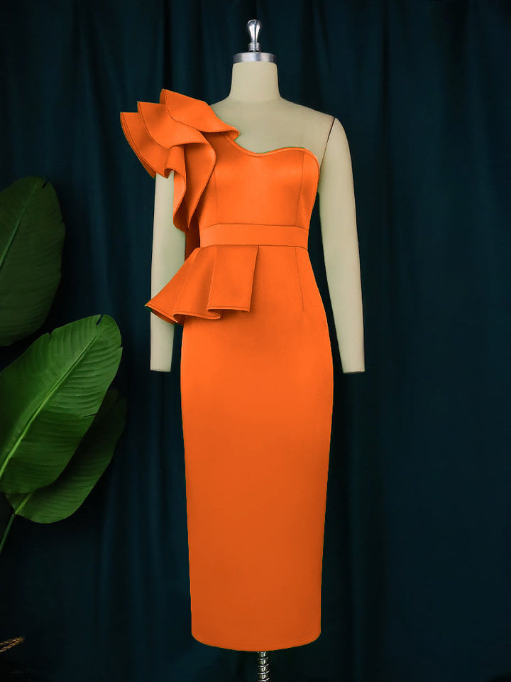 Figurbetontes Damen-Abendkleid mit Volant, auch in großen Größen. Elegant für jede festliche Feier.