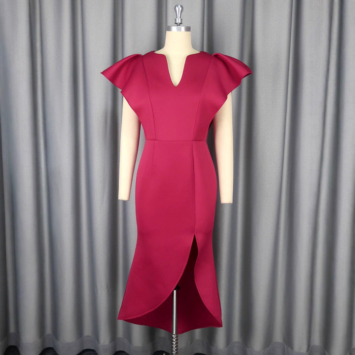 Burgunderrotes, figurbetontes Cocktailkleid für Damen. Festliches Rüschenkleid mit V-Ausschnitt, sehr elegant.