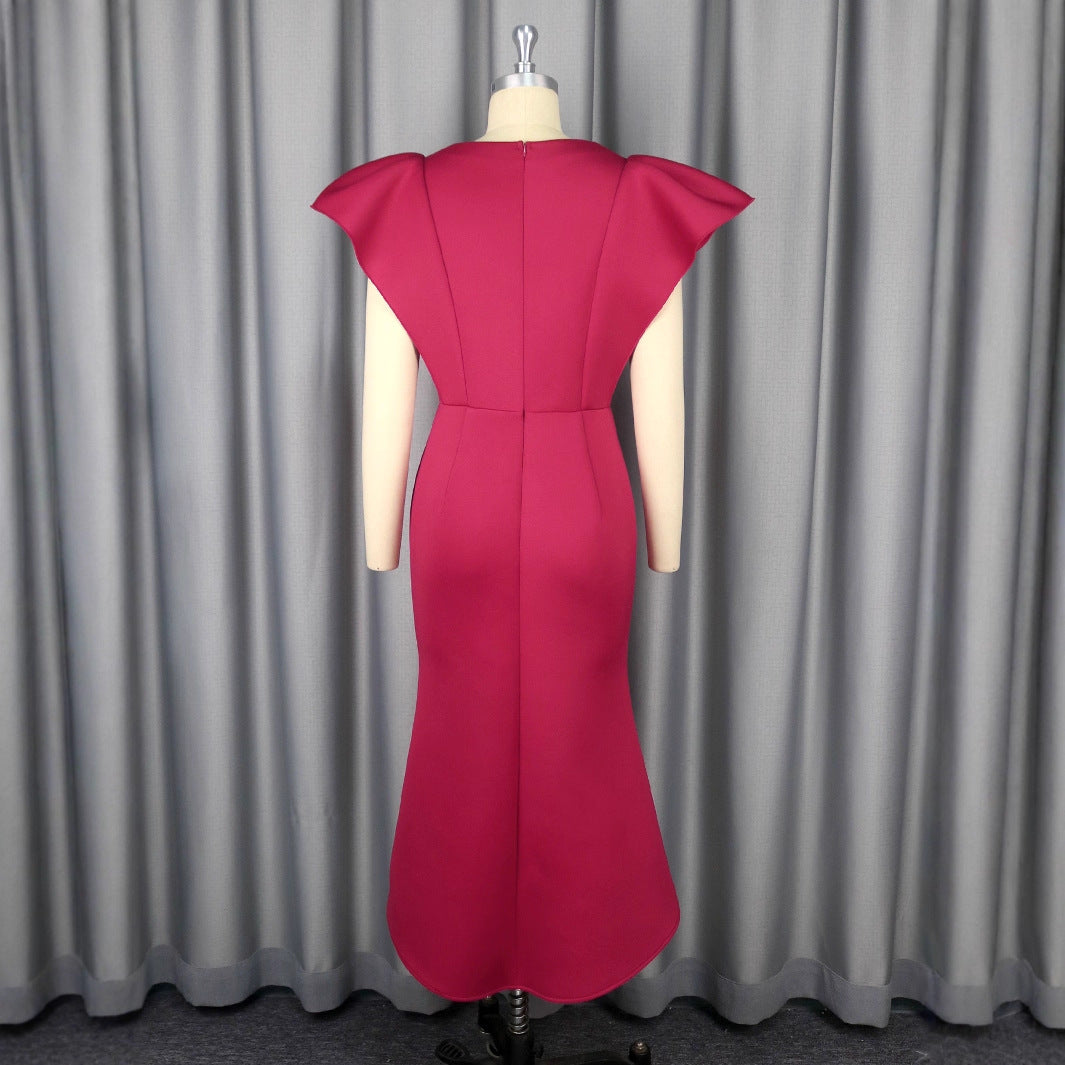 Festliches Damenkleid mit eleganten Rüschen und tiefem V-Ausschnitt. Figurbetontes Design für Abendveranstaltungen.