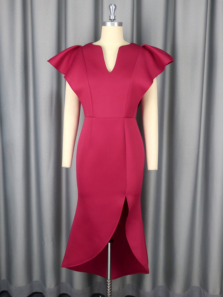 Figurbetontes Damenkleid, burgunderrot, mit schmeichelndem V-Ausschnitt und zarten Rüschen für Abendmode.